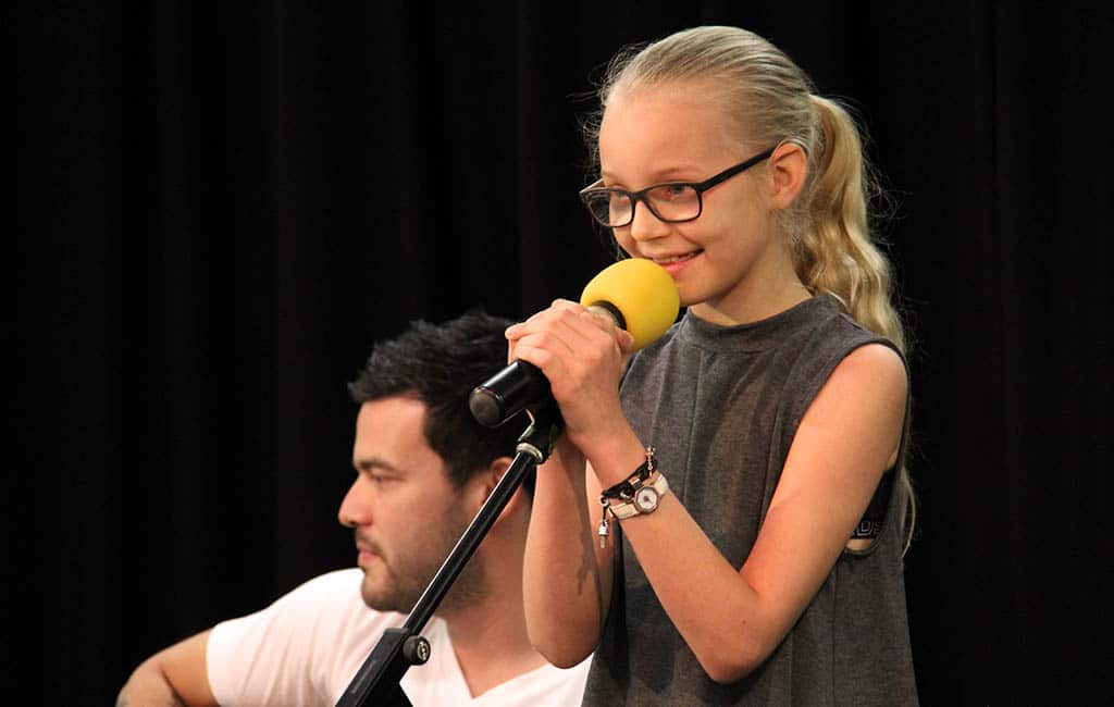 one on one singing lessons image showing kid singing lessons